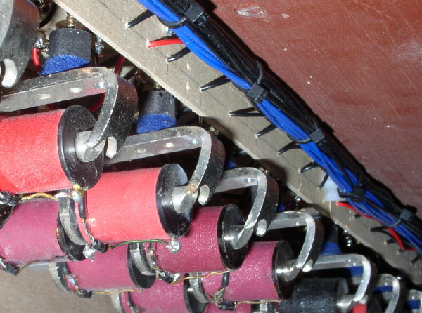 Pkov elektromagnety v diskantu.
