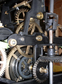 Detail st�edn� ��sti hodinov�ho stroje a v�stupn� h��dele s kardanov�m kloubem.