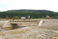 Zachoval� silni�n� most. Norm�ln� je dva metry pod hladinou!